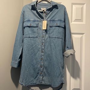 Brand new ‼️ Long Universal Threads Jean Jacket w Pockets. Size S.
